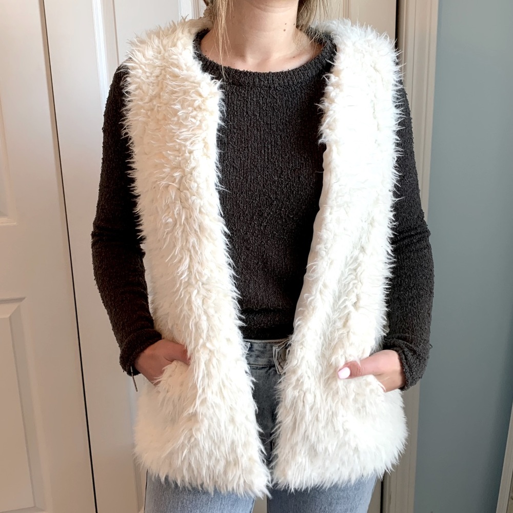CHARLOTTE RUSSE White Teddy Vest with Pockets